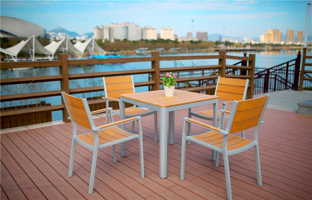 Plastic wood Dinnete  1 table + 4 chairs